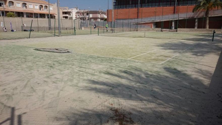 Catral invierte 24.000 euros en reparar las pistas de tenis