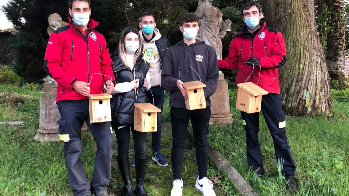 Participantes en la colocación de casas-nido, en el jardín de Casa Arrigada, este mes.