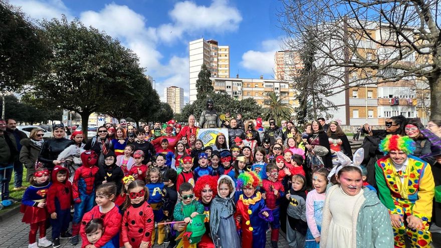 Pumarín apura el Antroxu con un desfile por el barrio lleno de color