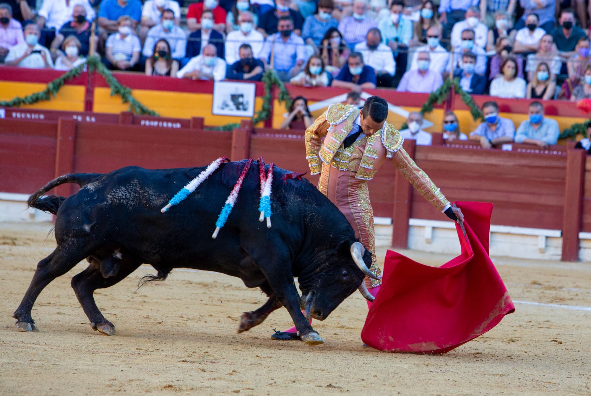 El Juli y Manzanares salen a hombros en la primera tarde de homenaje al maestro de Alicante