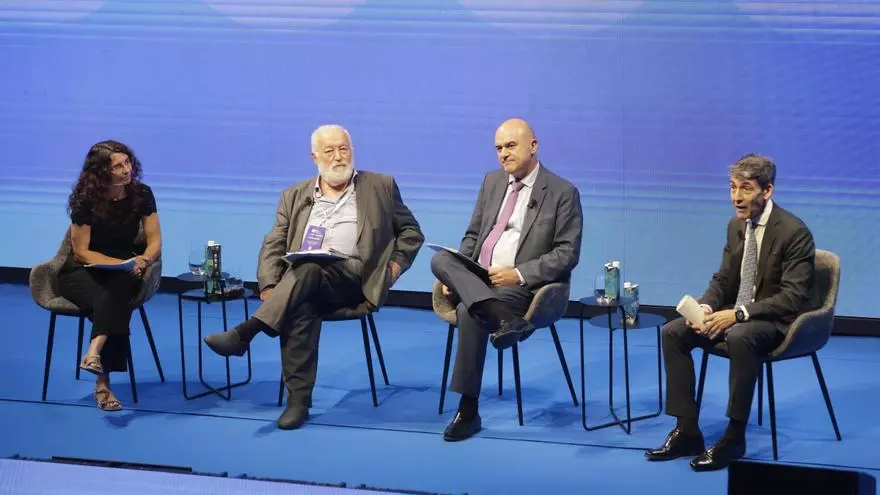 Carlos Giménez: "La política de regularización de inmigrantes y el anterior reglamento de extranjería en vigor está en la línea del pacto mundial de Marrakech"