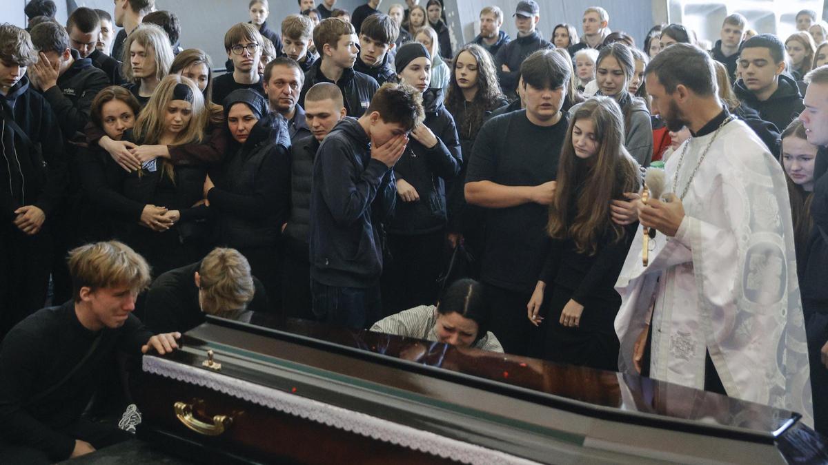 Imagen de un funeral en Kiev por una víctima de un ataque de Rusia, el pasado lunes.