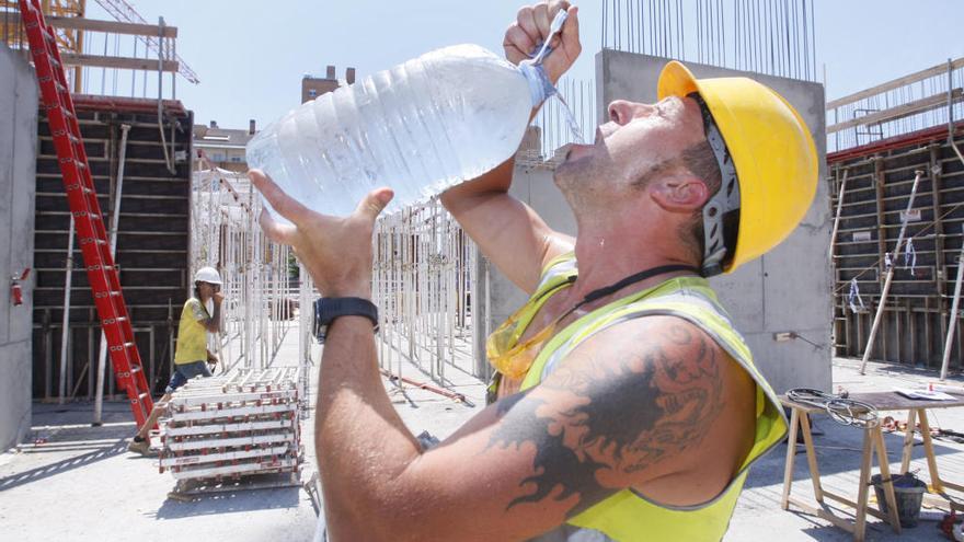 Imatge d&#039;arxiu d&#039;un obrer de la construcció un dia de calor