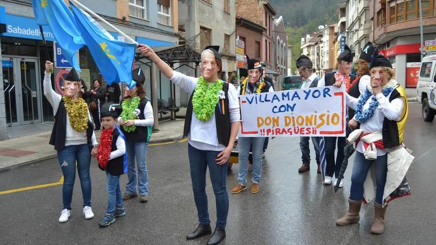 Desfile el año pasado por las calles de Infiesto.