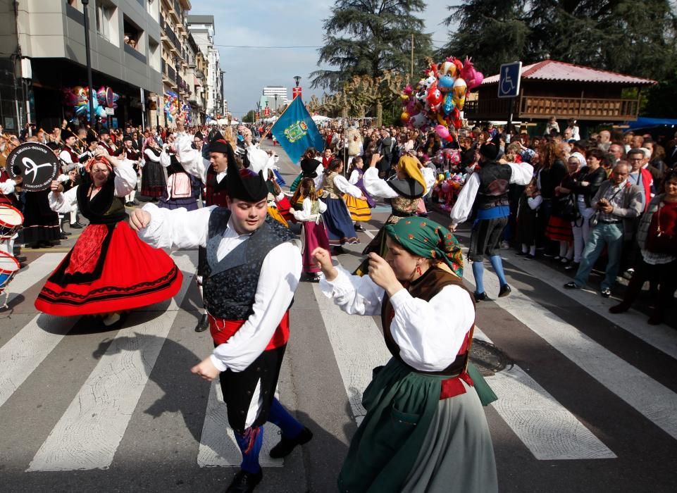 Desfile de grupos folclóricos en los Güevos Pintos 2017