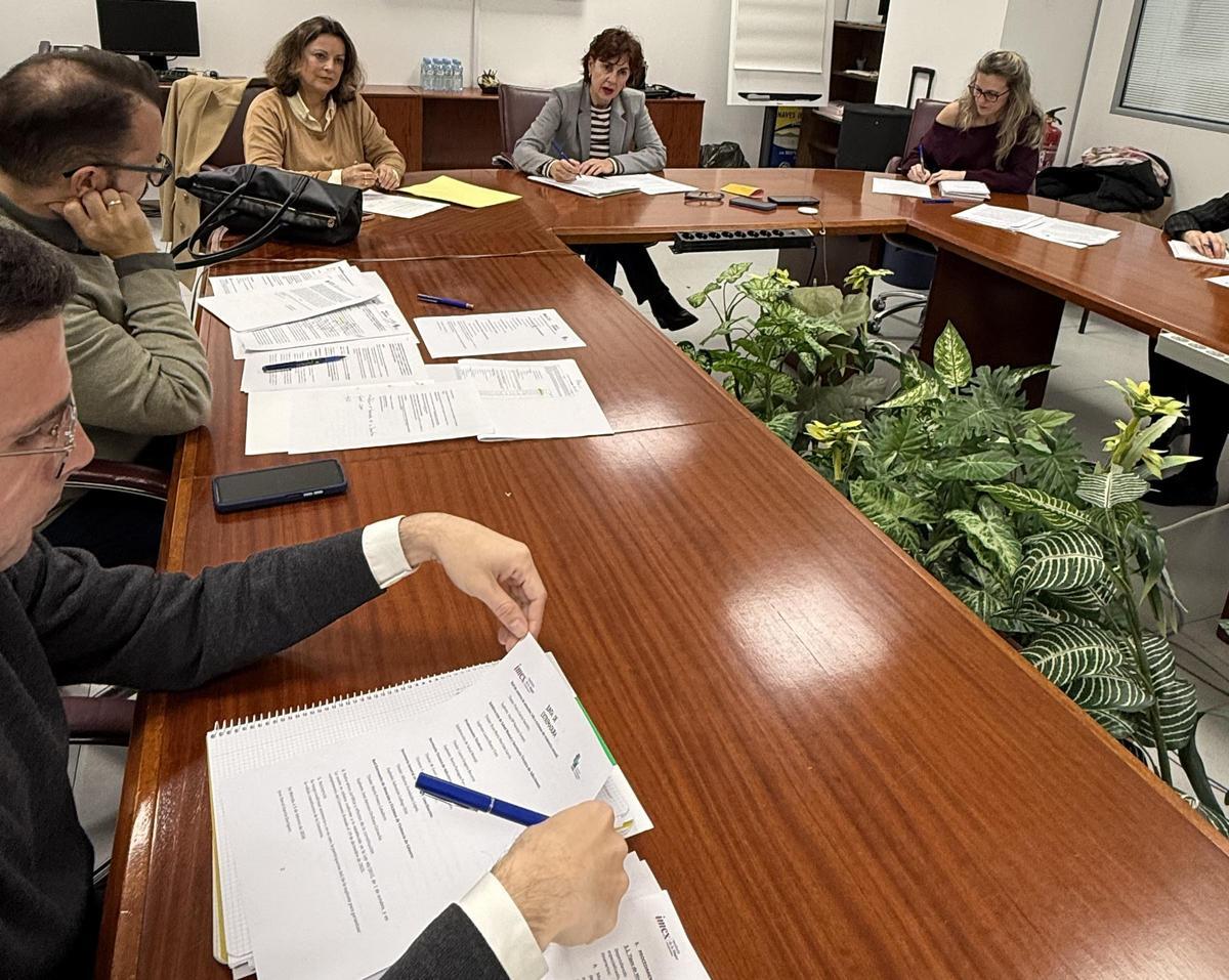Reunión de coordinación entre responsables de la Junta para mejorar la atención a víctimas de violencia de género.