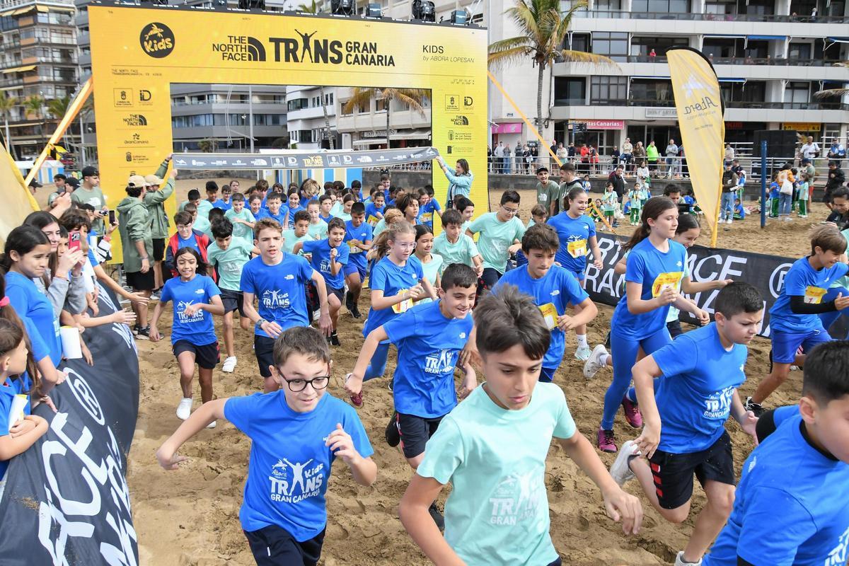 Cientos de niñas y niños disfrutan de la Transgrancanaria Kids Abora by Lopesan Hotels en una jornada de deporte y diversión en Las Canteras
