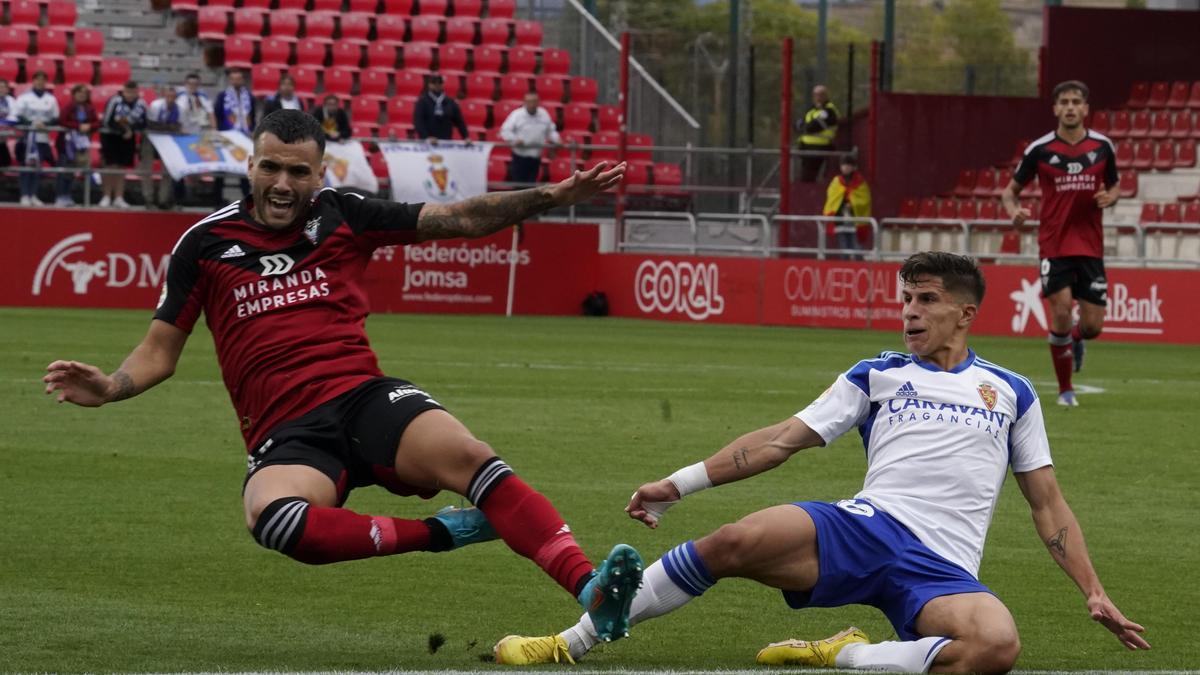 Giuliano se lanza al suelo para hacer falta a uno de los defensas del Mirandés.