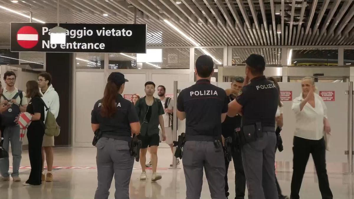 Policías italianos controlan a viajeros procedentes de España.