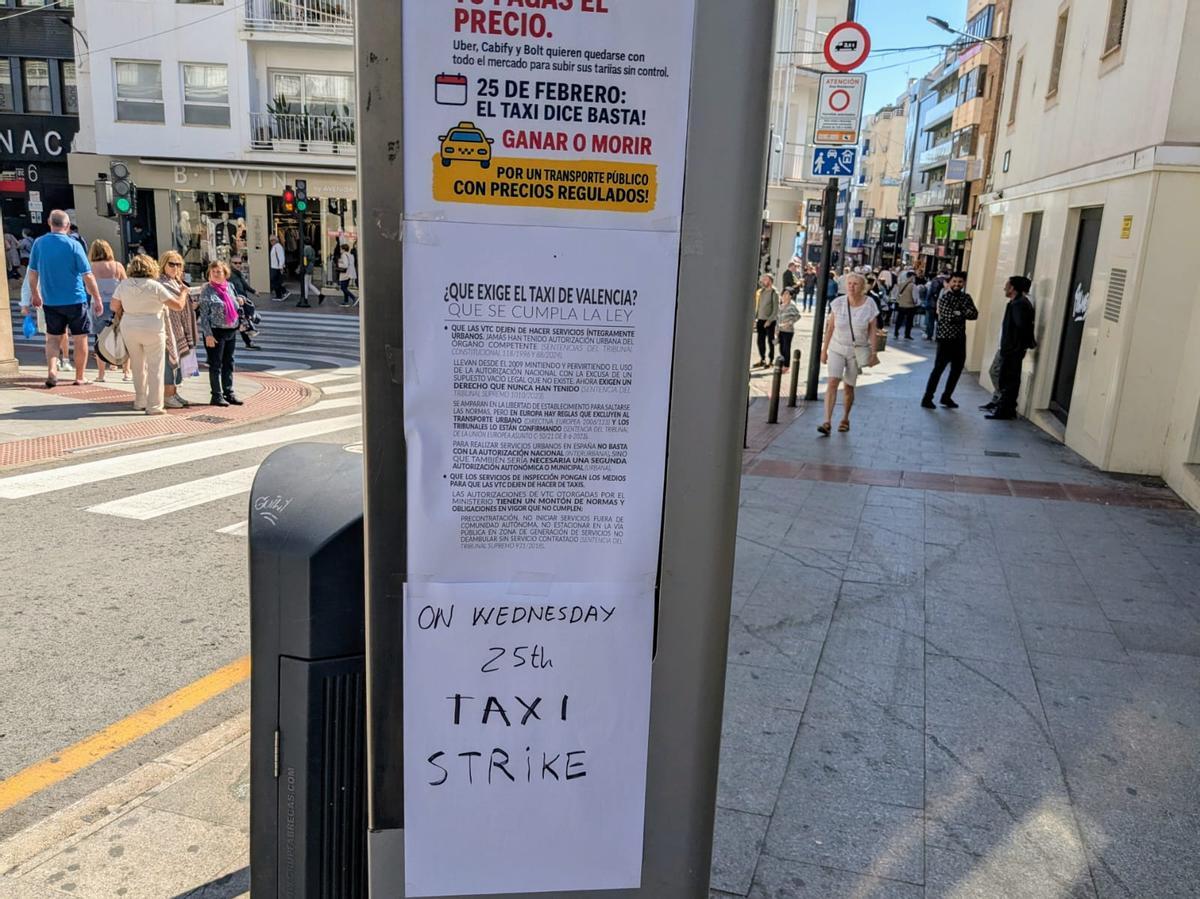 Parada de taxi en Benidorm anunciando el paro del pasado 25 de febrero.