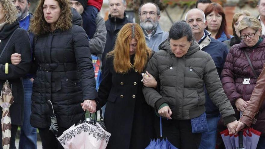 Familiares maternos de las niñas asesinadas, ayer, durante la concentración en Soto del Barco.