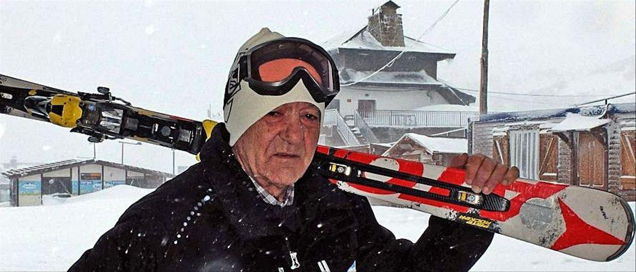 Arriba, Ángel González de Lena con los esquís al hombro. Sobre estar líneas, los “Galgos de Pajares” en una competición.