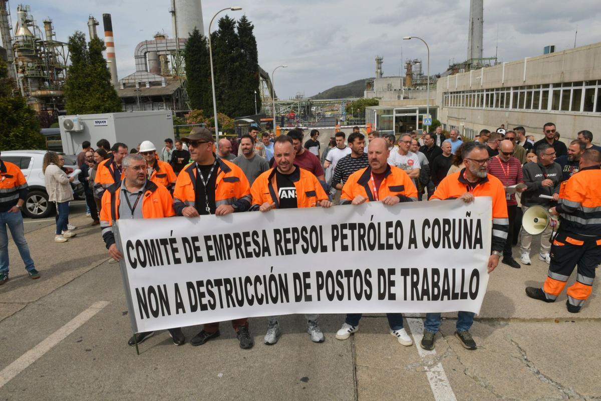 Protesta de la plantilla de la refinería de Repsol a la entrada de las instalaciones.