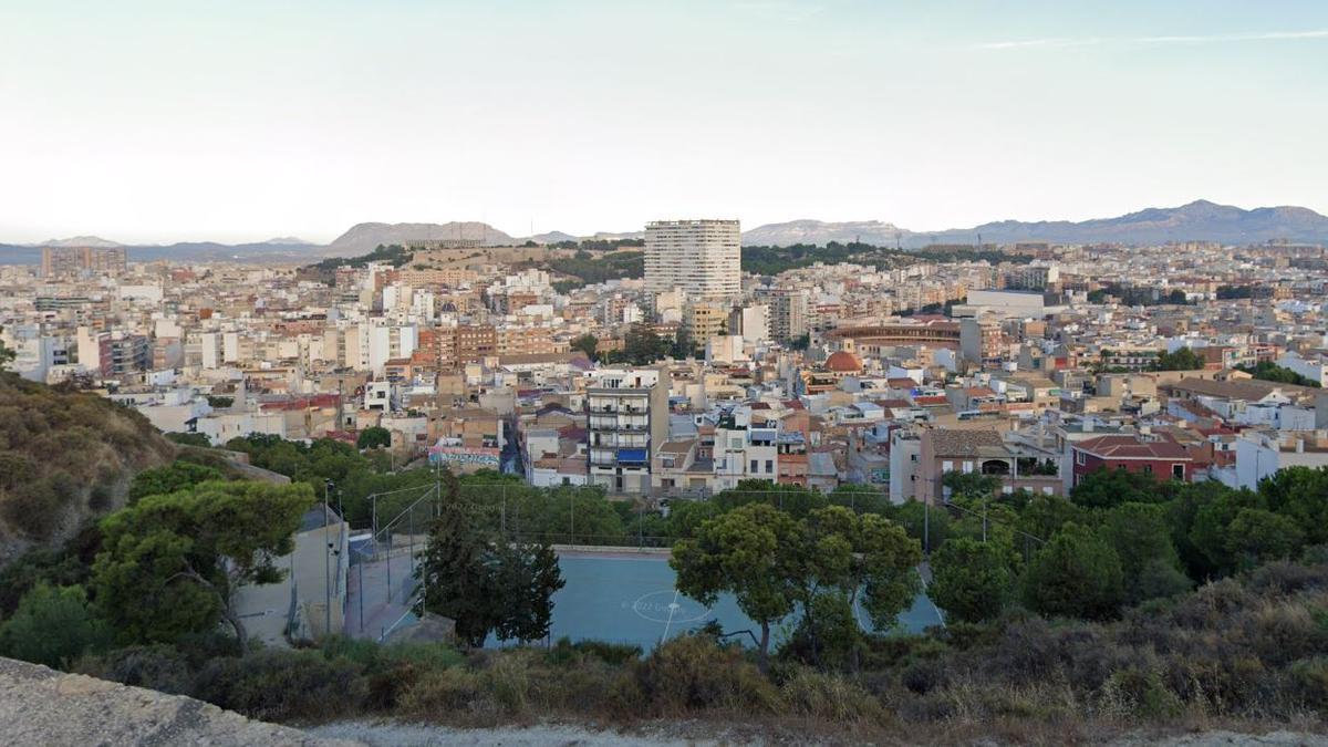 Panorámica de Alicante desde la carretera que da acceso al castillo de Santa Bárbara y desde la que se puede ver la cancha