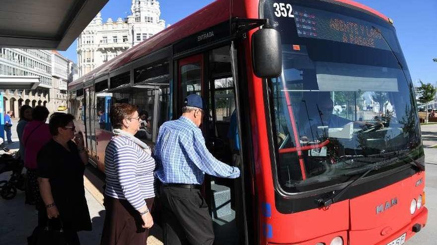 Un autobús de Tranvías, en la parada de la Marina.