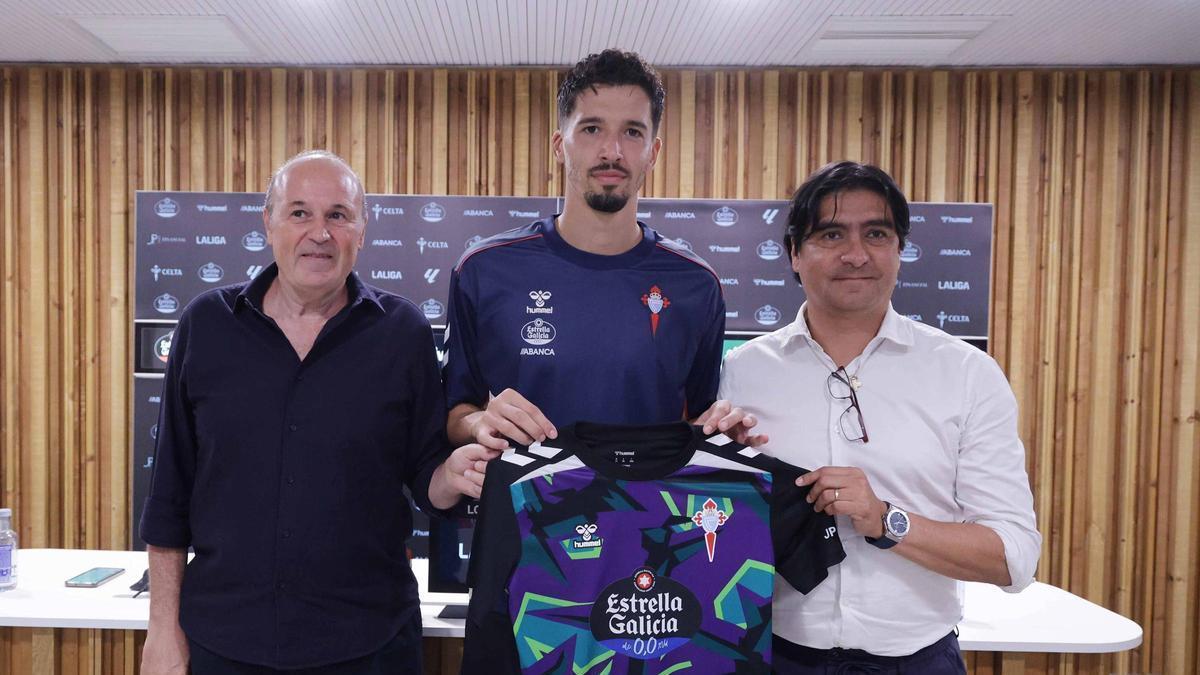 Altay Bayindir posa con la camisetta del Celta flanquedado por Marco Garcés y José Manuel Amoedo.