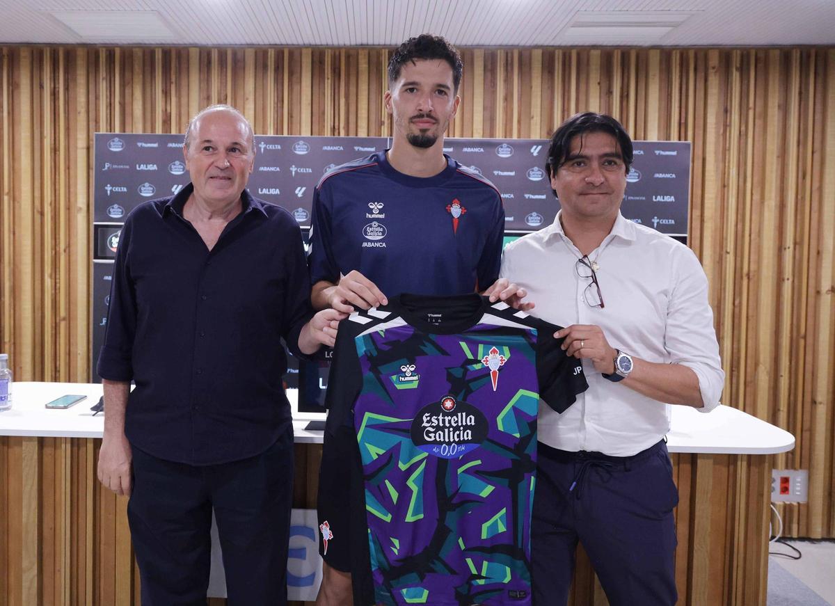 Altay Bayindir posa con la camisetta del Celta flanquedado por Marco Garcés y José Manuel Amoedo.