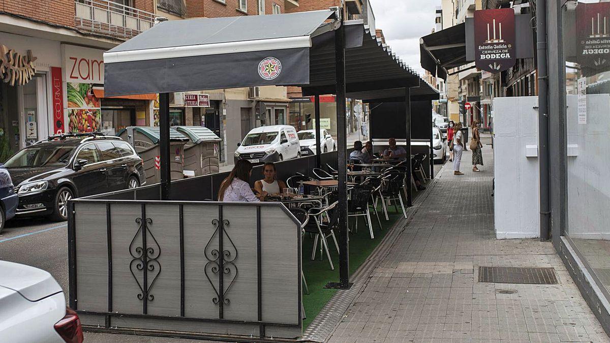 Una terraza habilitada sobre varias plazas de aparcamiento de zona azul