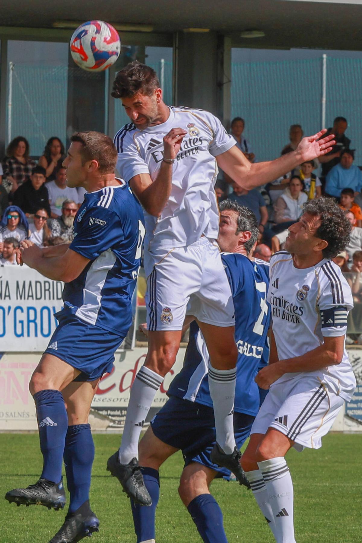 Un balón aéreo en disputa.