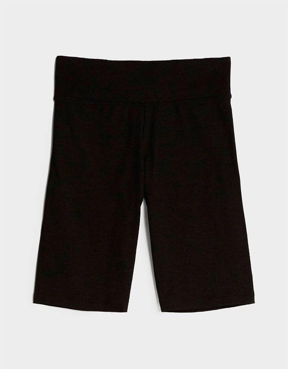 Pantalón ciclista rib negro de Bershka. (Precio: 12,99 euros)