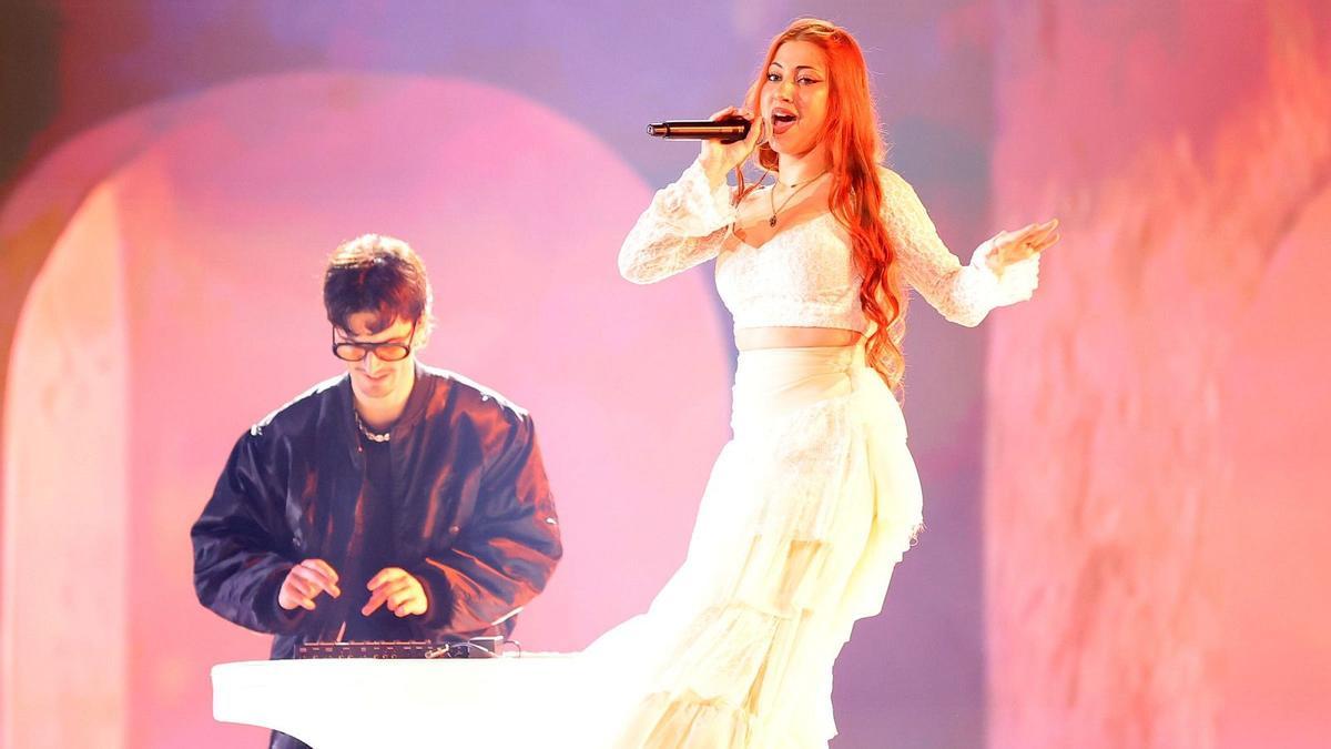 Tony Grox & Lucycalys, durante su actuación en el Benidorm Fest.