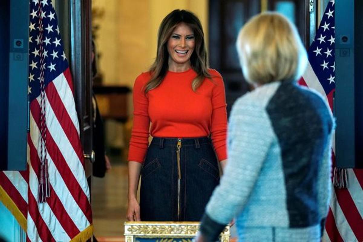 El look de Melania Trump con falda denim de Agnona