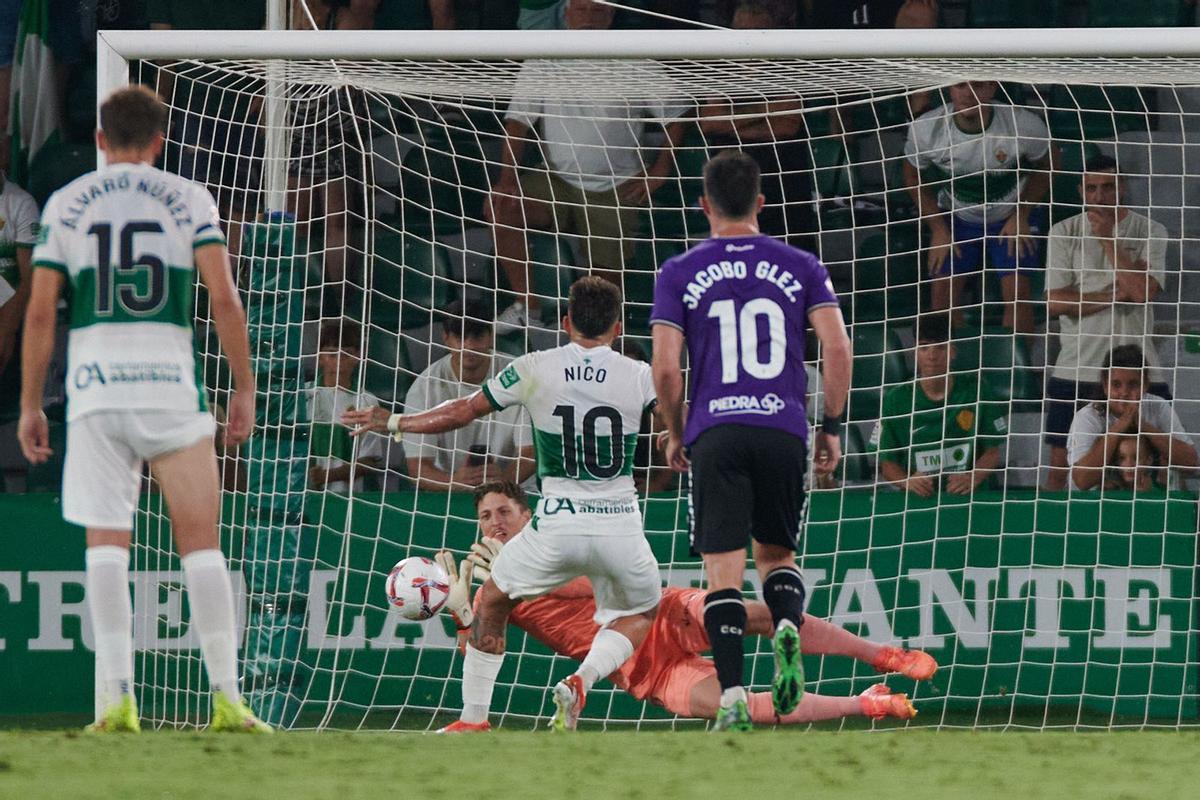 Nico Fernández, durante su penalti errado en el Elche-Córdoba CF de la primera vuelta.