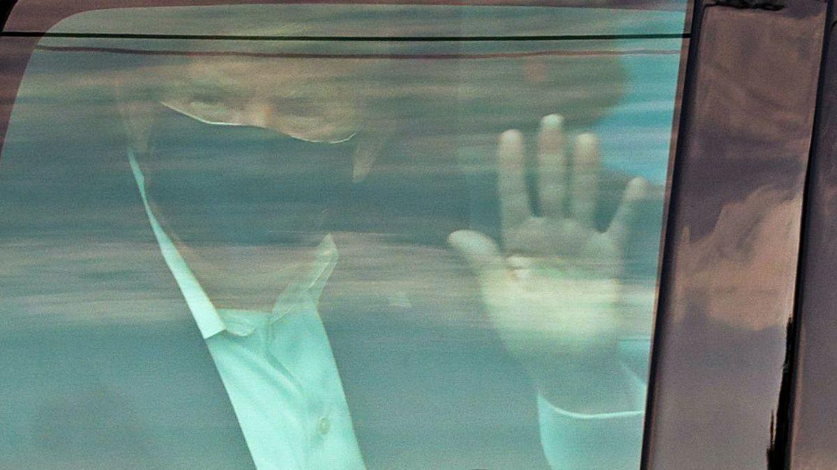 Trump saluda a sus seguidores durante la breve escapada que hizo del hospital.