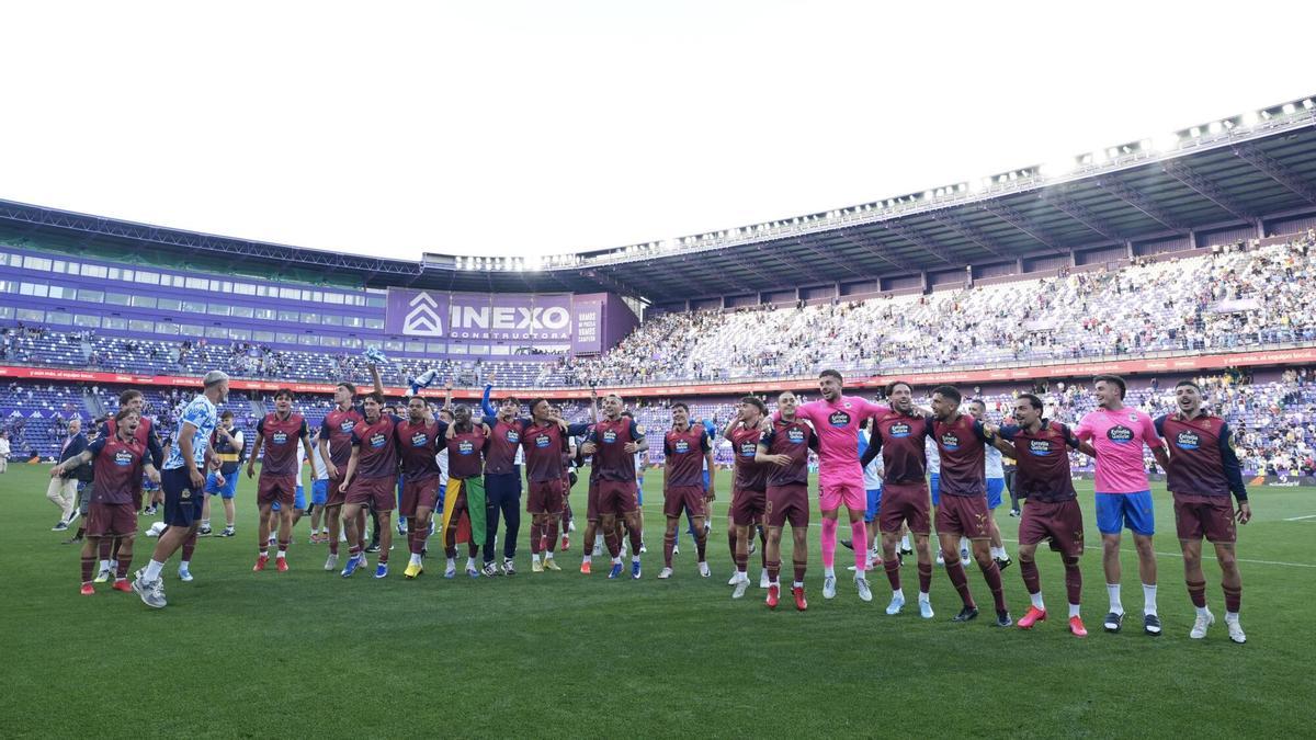 Los jugadores del Deportivo celebran su ascenso tras vencer en el partido de la jornada 41 de la Liga Hypermotion que disputaban el Real Valladolid y el RC Deportivo de La Coruña, este domingo en el estadio José Zorrilla de Valladolid.