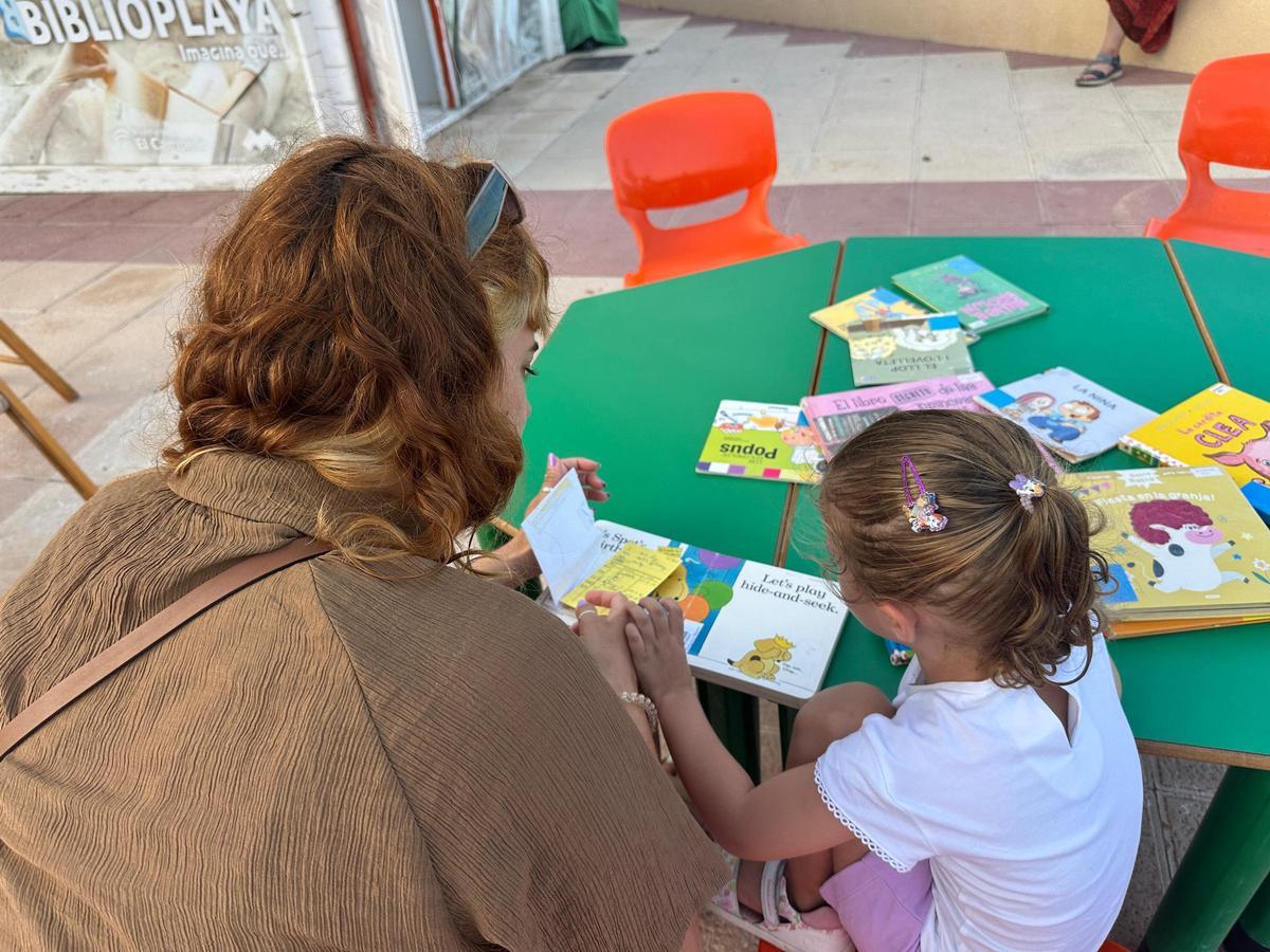 El mar y la lectura se juntan para las familias en El Campello