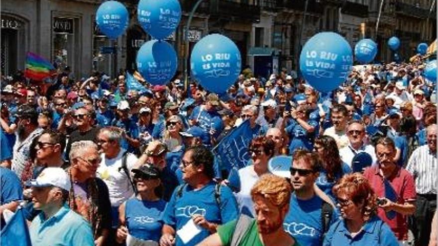 Globus blaus i samarretes del mateix color van tintar els carrers de Barcelona.