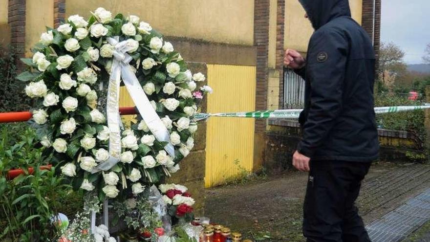 Una corona de la madre y la hermana preside el &#039;altar&#039; de la fábrica de Asados