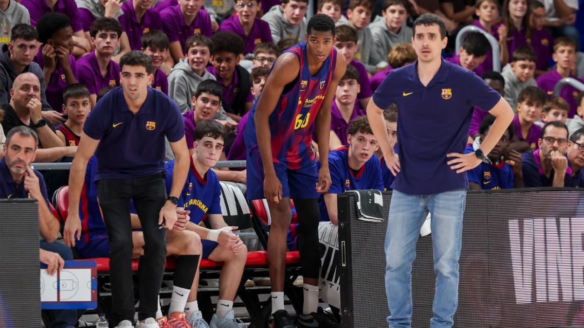 Álvaro Salinas, Barça coach, with Mohamed Dabone