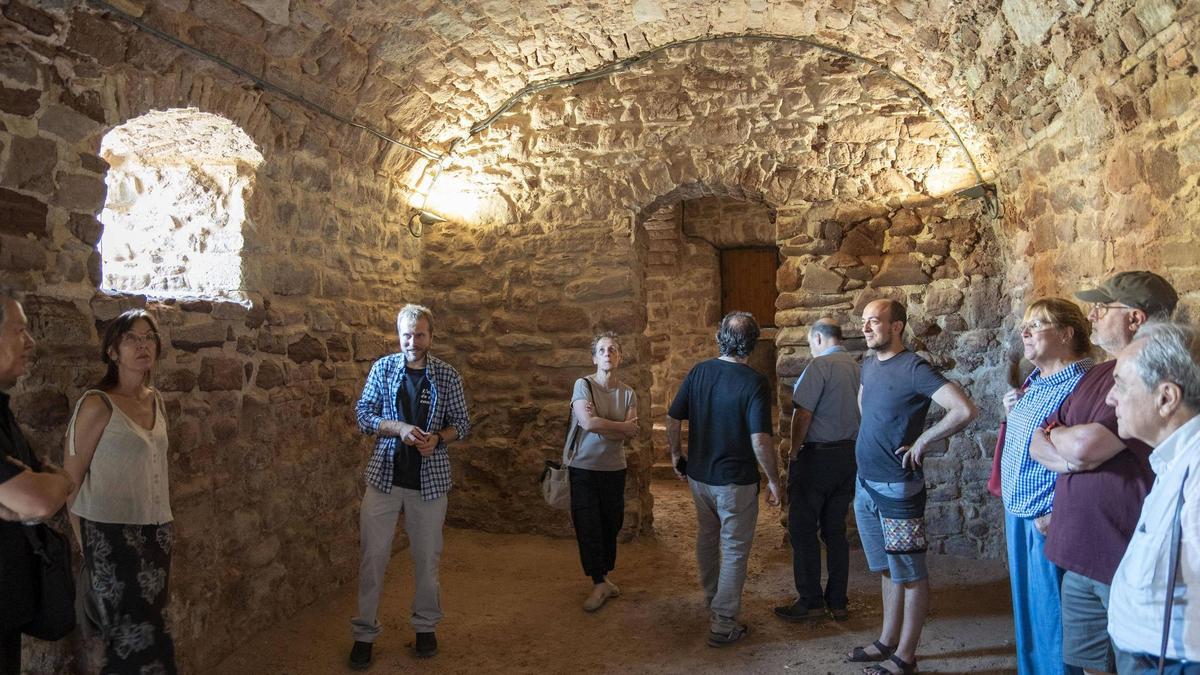 Un moment de la visita guiada en la parada a la cisterna, que és l'espai més antic dels que es conserven