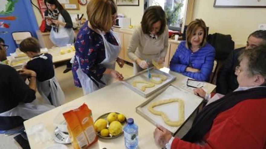 Los visitantes prestan atención a la elaboración del tradicional dulce.