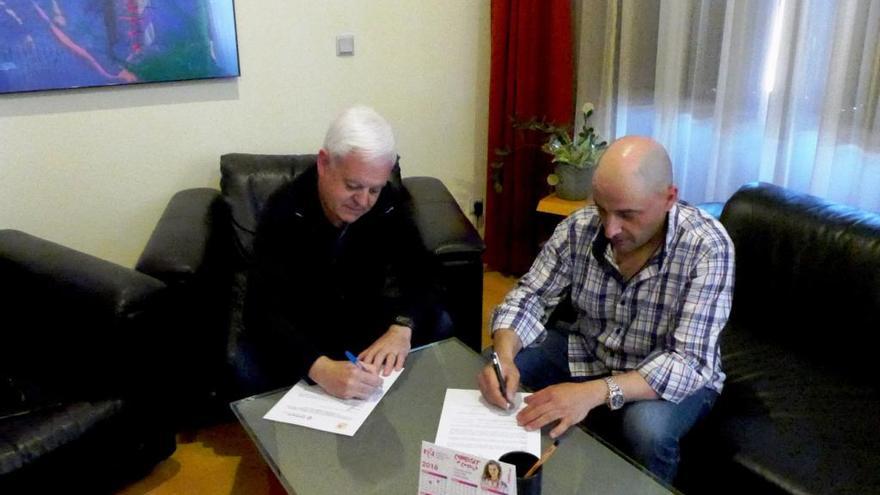 Signatura del conveni entre el Consell Comarcal i Òmnium Solsonès, que organitza el certamen