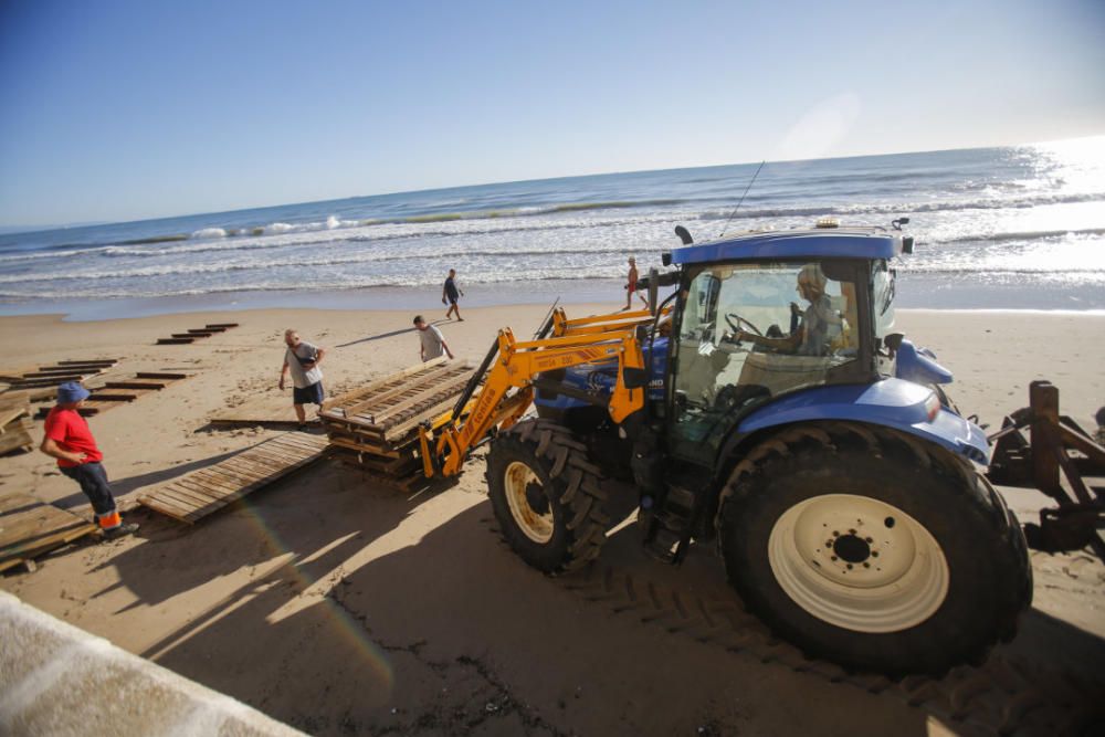 La tormenta destroza y engulle las playas de Valencia