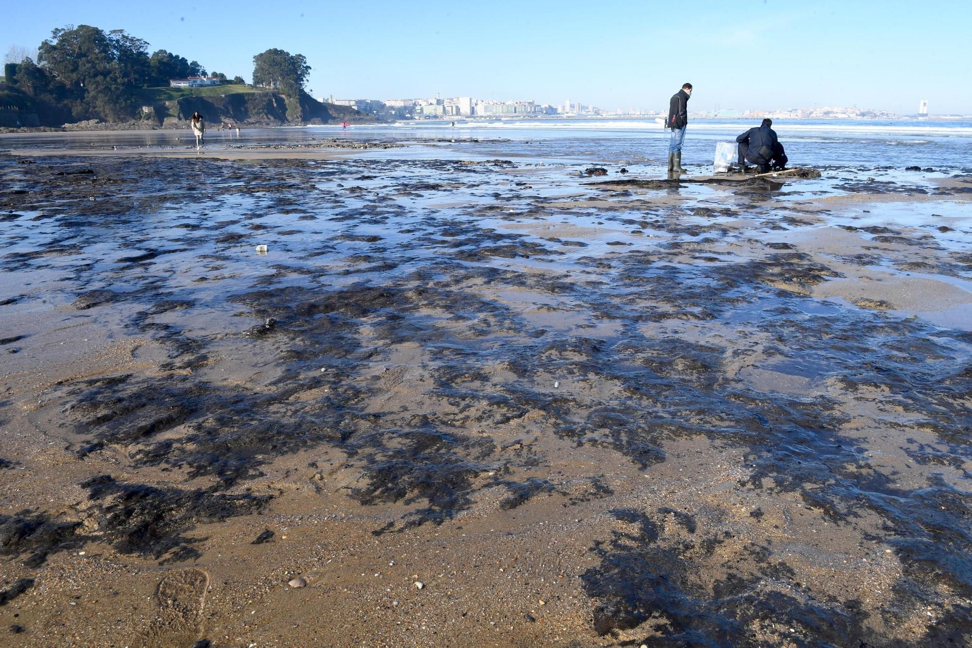 Los temporales dejan a la vista antiguos restos de fuel solidificados en la playa de Bastiagueiro
