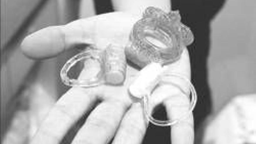 Un anillo vibrador para las parejas se vende ya en tiendas e hipermercados  - El Periódico Mediterráneo