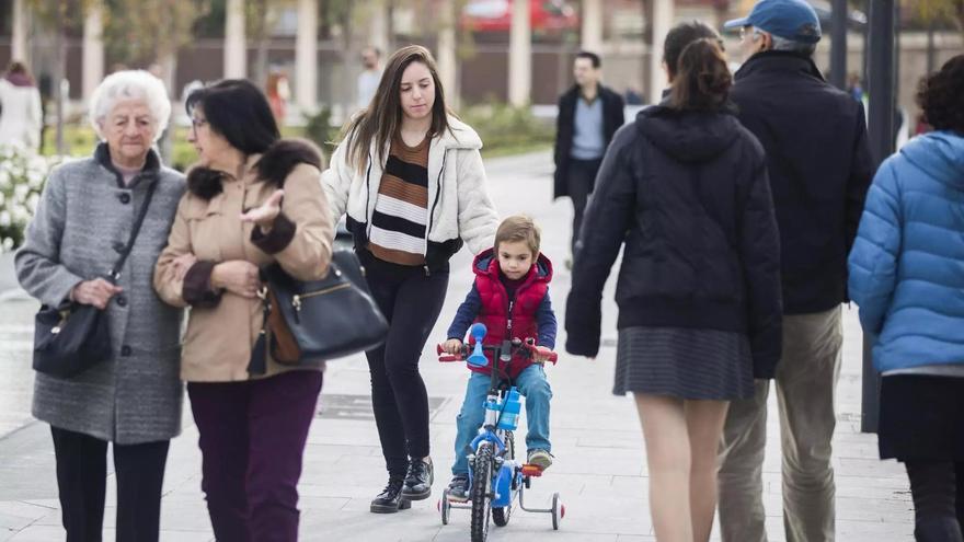 Atender a padres e hijos a la vez: la mitad de los cuidadores extremeños pertenecen a la generación sándwich