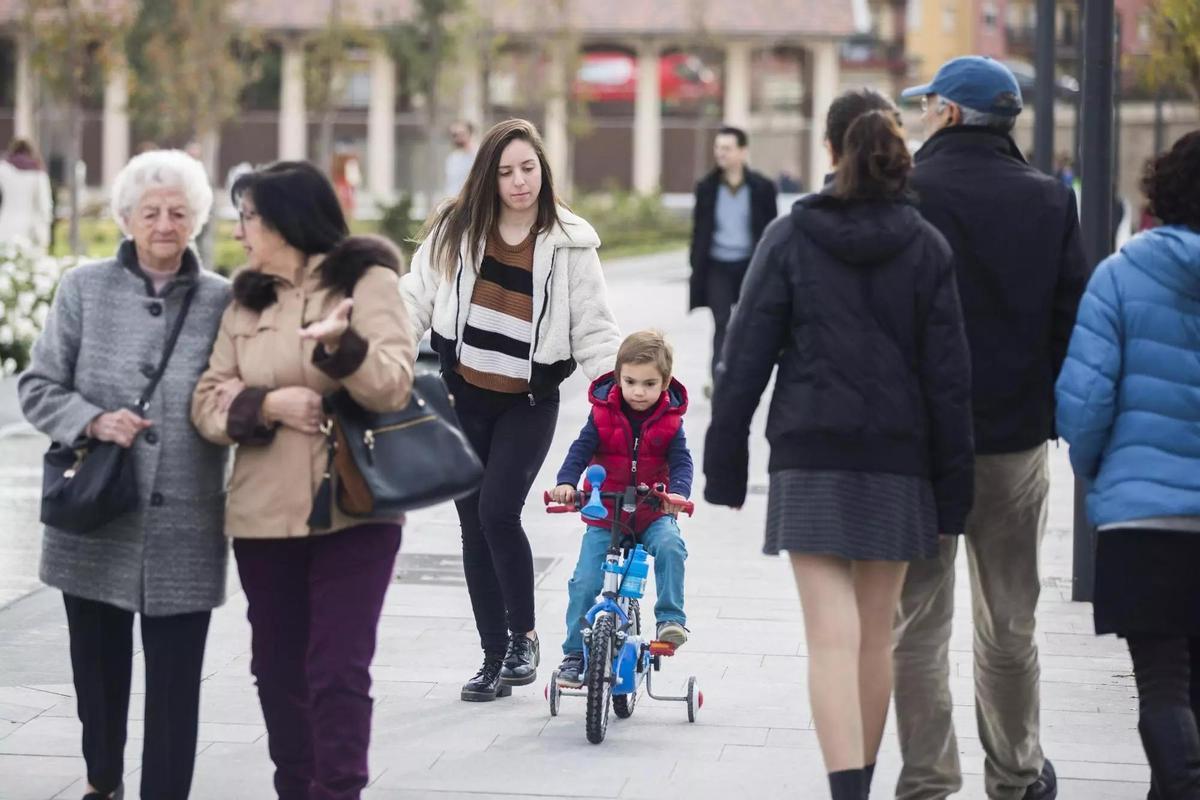 Gente de diferentes generaciones, paseando por la calle.