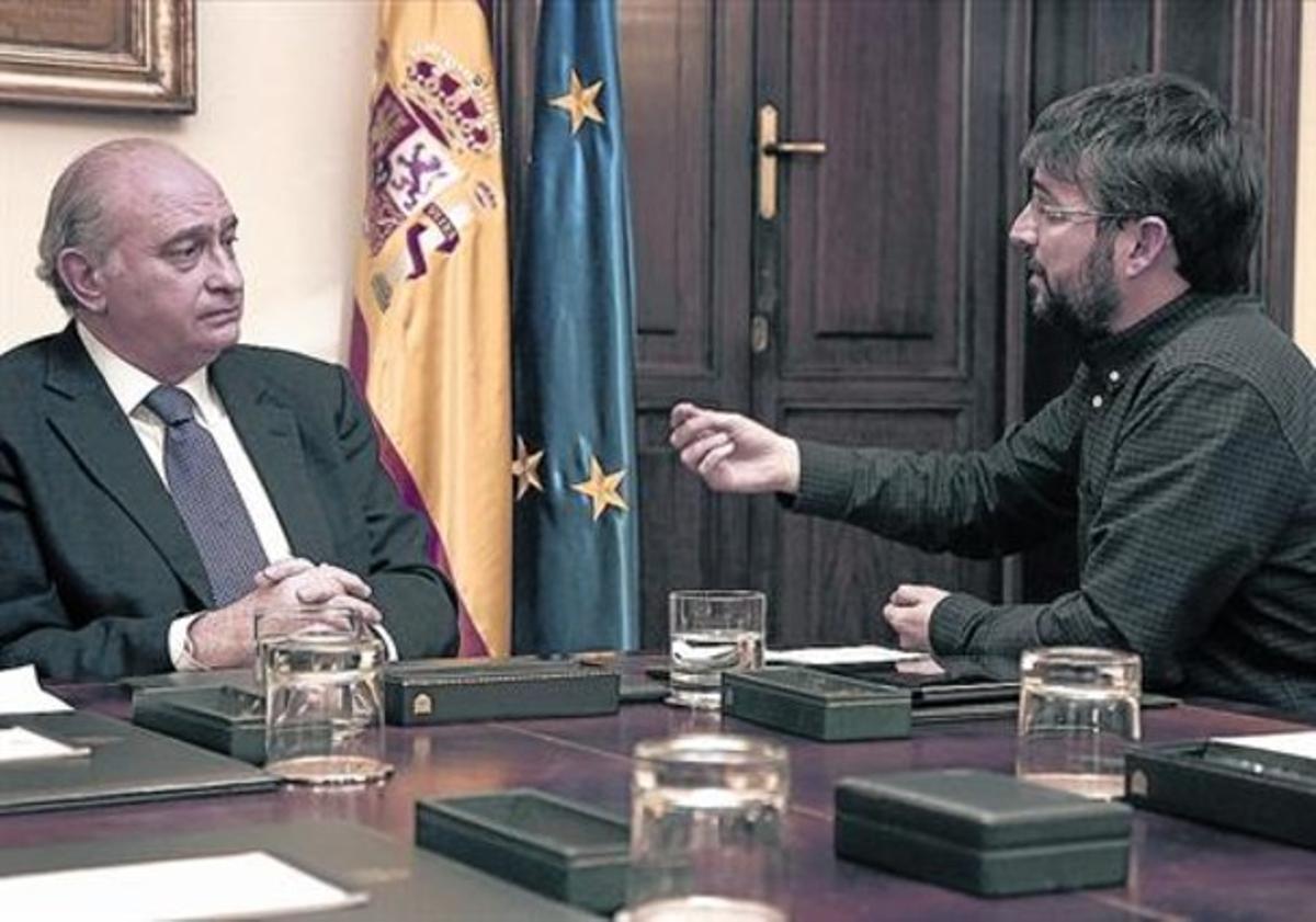 El ministre Jorge Fernández Díaz i Jordi Évole, en un moment de l’entrevista de ’Salvados’.