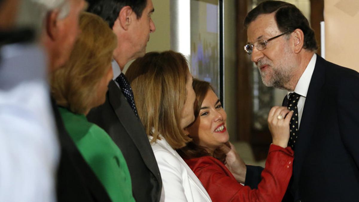 Mariano Rajoy saluda a miembros del Gobierno, este mediodía, en Madrid.
