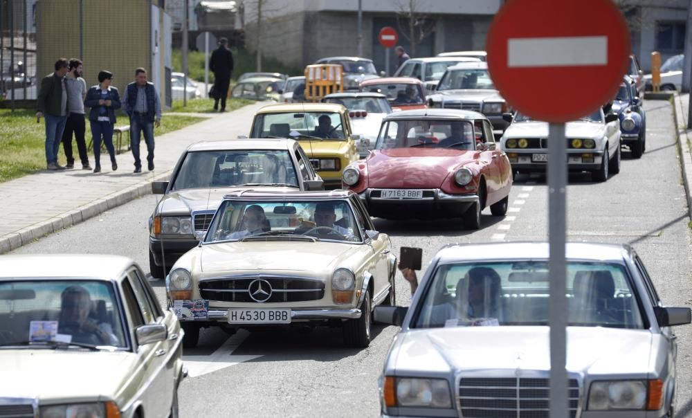 Decenas de automóviles de otras épocas tomaron las calles de Lalín con motivo de la VIII Ruta de Coches Clásicos do Cocido.