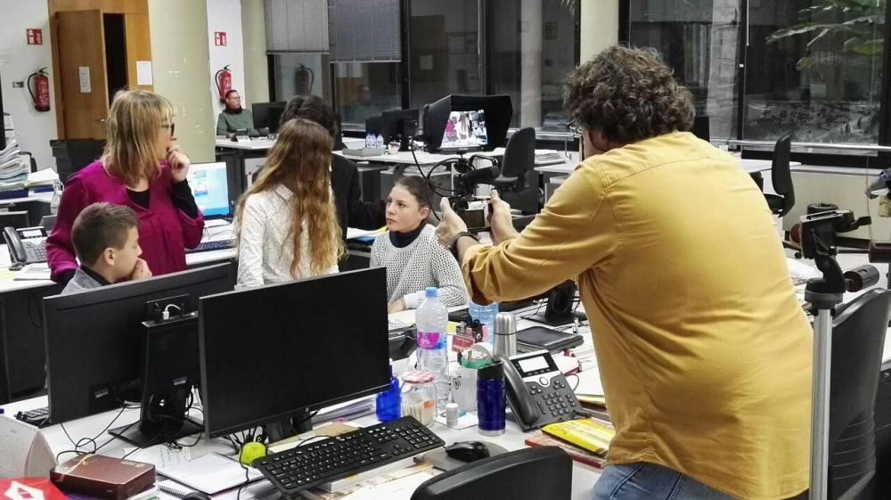 Alumnos del Instituto Son Pacs ruedan en la redacción de Diario de Mallorca