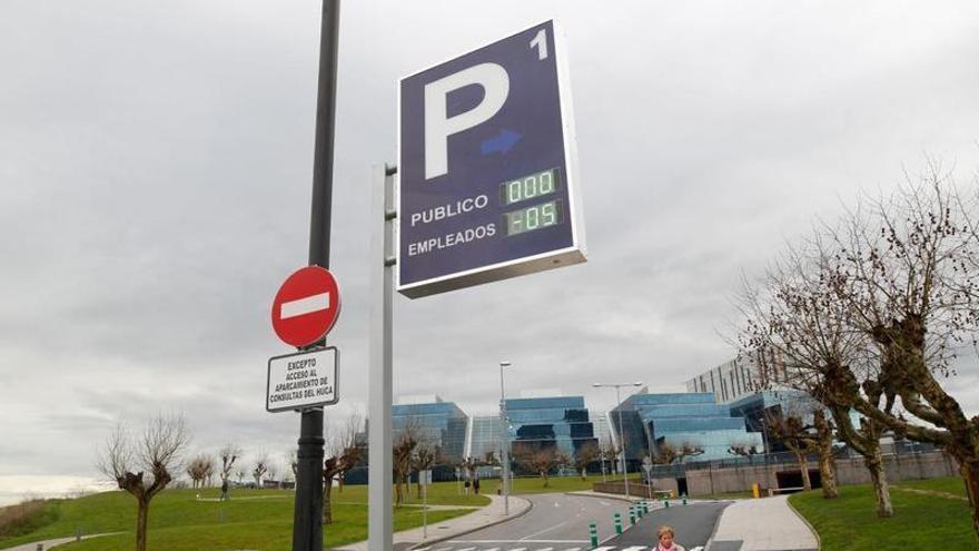 Trabajadores del HUCA denuncian una supresión encubierta de sus plazas de parking