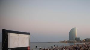 La edición pasada de Cinema Lliure en la playa de San Sebastià de Barcelona