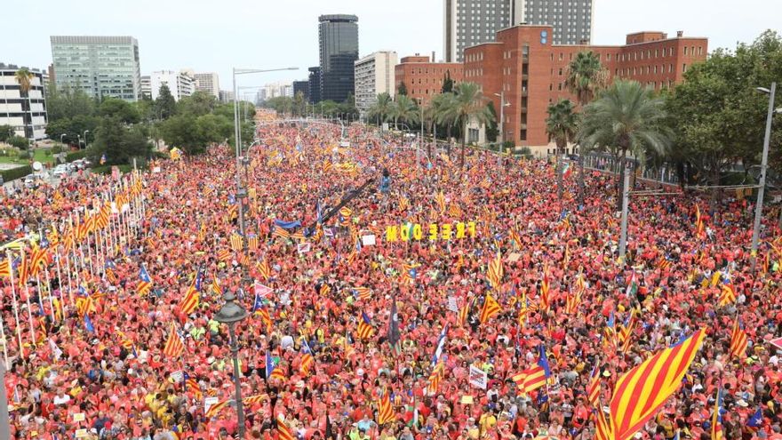 Una onada de so travessa una Diagonal plena a vessar en la manifestació de la Diada