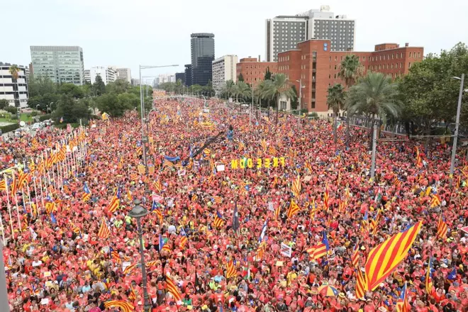 Una onada de so travessa una Diagonal plena a vessar en la manifestació de la Diada