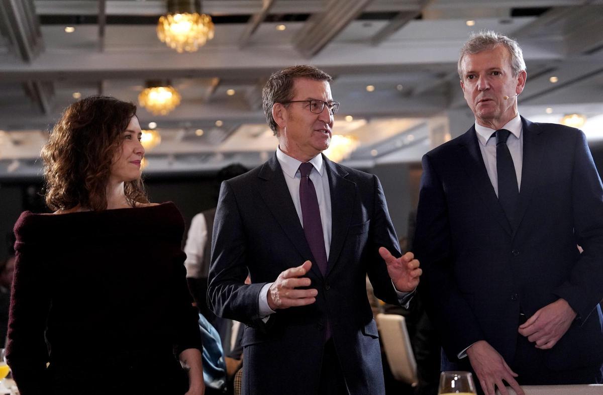 Alberto Núñez Feijóo junto a Alfonso Rueda e Isabel Díaz Ayuso en un desayuno en Madrid.